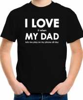 I love it when my dad lets me play on my phone all day t-shirt zwart voor kids